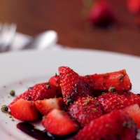 Balsamico-Erdbeeren mit grünem Pfeffer